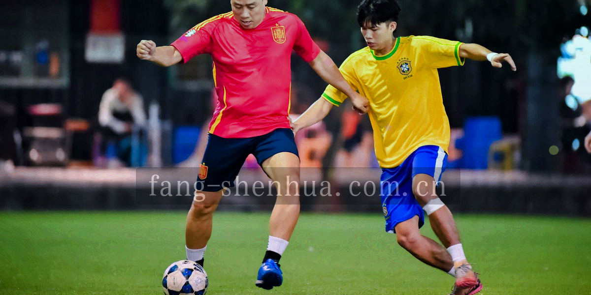 抽象石刻条文与方圆印章叠压的纹样，赭石与鎏金线条铺在深墨底色上